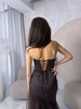 Elegantes schwarzes trägerloses Midikleid mit Rüschenbesatz