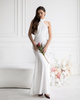 Elegancka sukienka satynowa maxi w kolorze ecru z odkrytymi plecami
