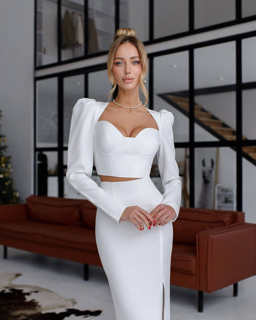 Set aus milchfarbenem Oberteil und Bleirock