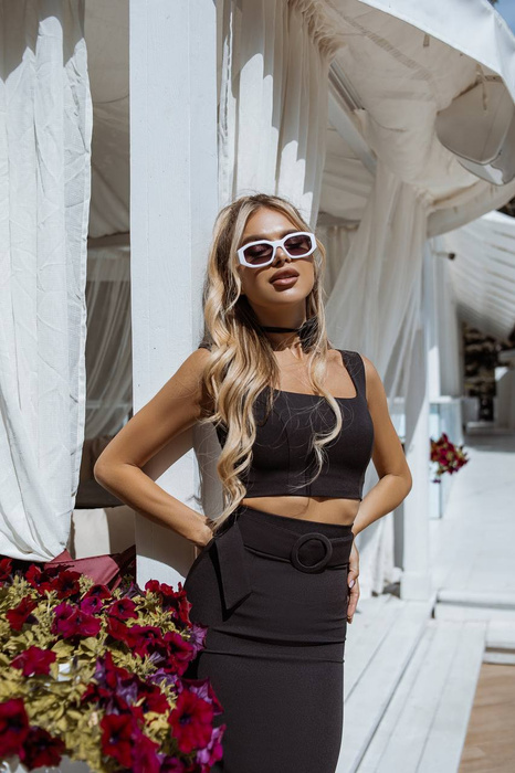 Bleistiftrockanzug und Oberteil in Schwarz