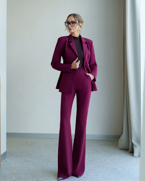 Zweiteiliger Damenanzug in Burgunderrot