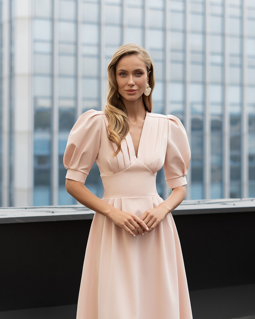 Blaues, ausgestelltes Midikleid mit kurzen Puffärmeln.