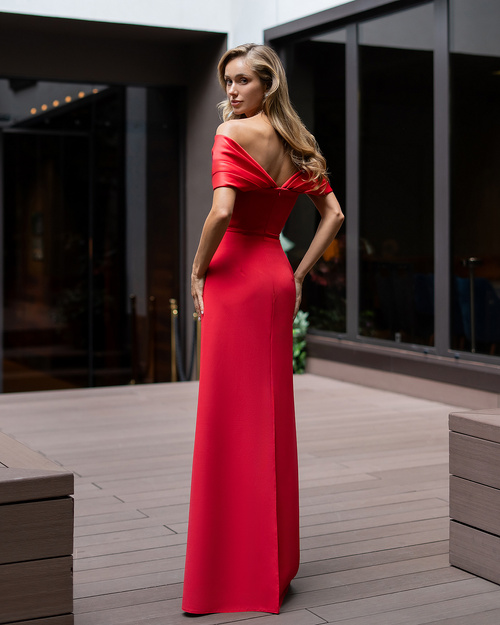 Elegancka wieczorowa maxi sukienka z odkrytymi ramionami czerwona