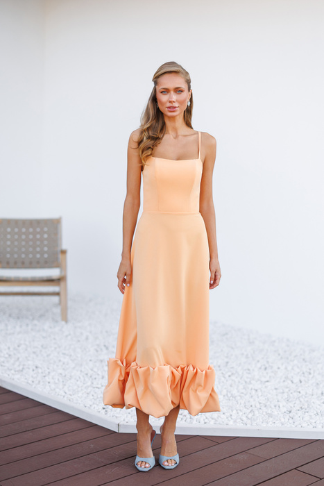 Elegancka brzoskwiniowa sukienka midi na ramiączkach z falbaną