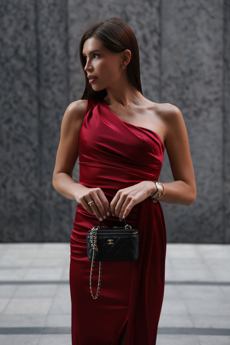 Blaues, ausgestelltes Midikleid mit kurzen Puffärmeln.