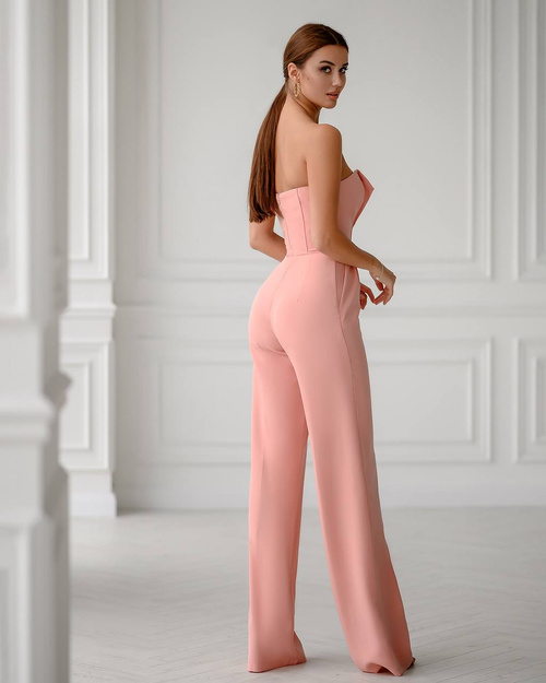Elegancki gorsetowy kombinezon w kolorze pudrowym