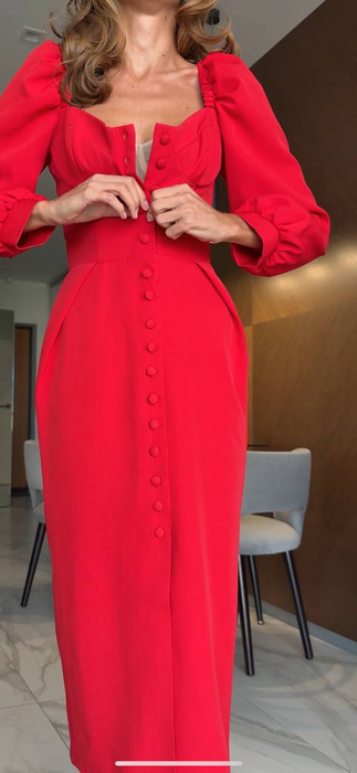 Elegancka ołówkowa czerwona sukienka midi z guzikami