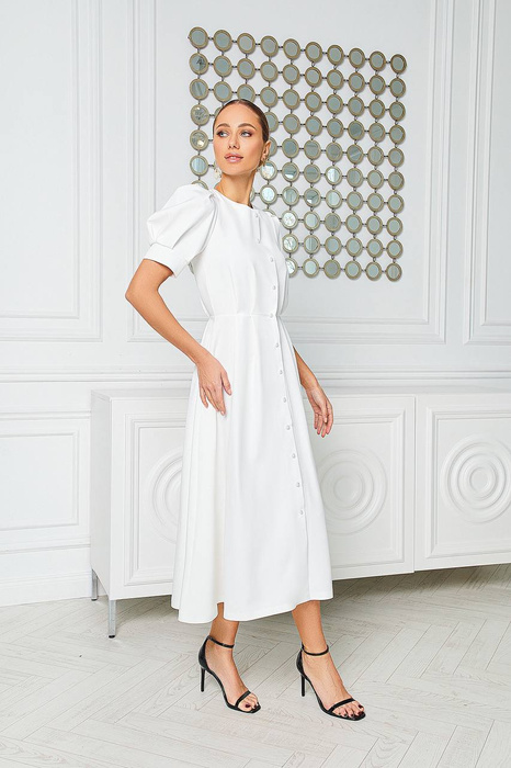 Kleid mit milchfarbenen Knöpfen verziert