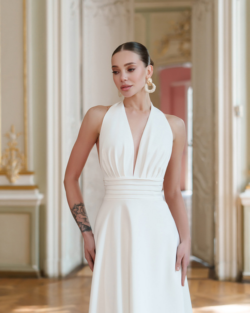 Elegancka rozkloszowana sukienka midi z podwójną  falbaną  - mleczna
