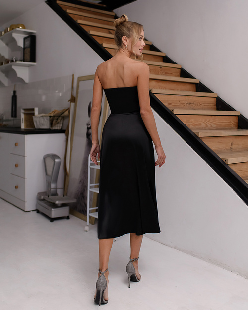 Gorsetowa sukienka z szeroką spodnicą czarna