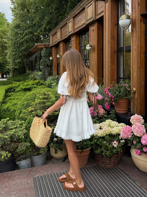 Sukienka Bella White – romantyczna sukienka mini z bufiastymi rękawami