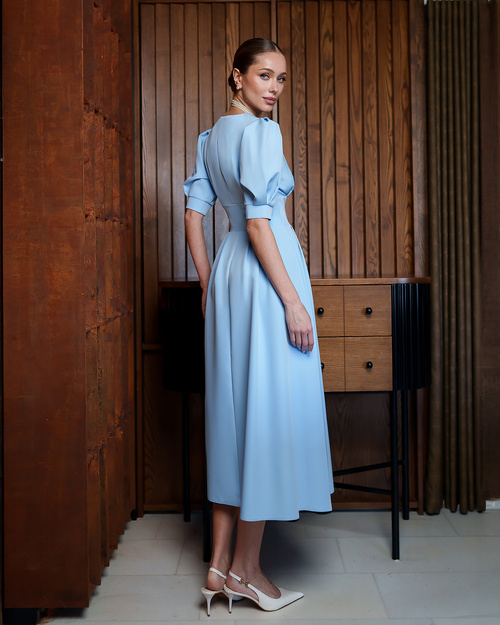 Blaues, ausgestelltes Midikleid mit kurzen Puffärmeln.