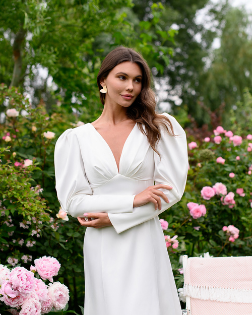 Sukienka z częściowo odkrytymi plecami i kokardą z tyłu w kolorze ecru 