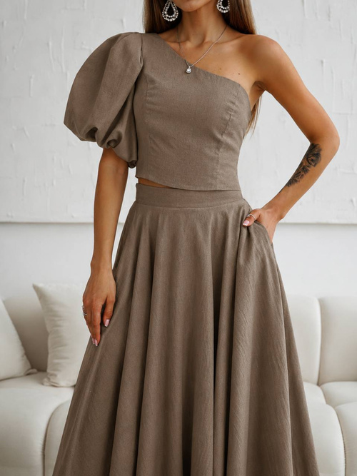 Cremefarbenes Midikleid mit offenen Schultern