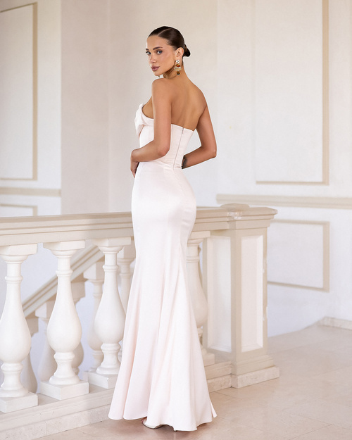 Raja Midikleid aus Satin mit offenem Rücken und Schleife - pistazienfarben