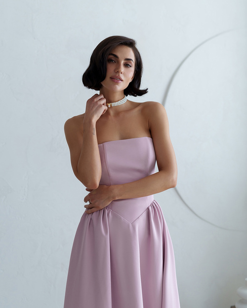 Cremefarbenes Midikleid mit offenen Schultern