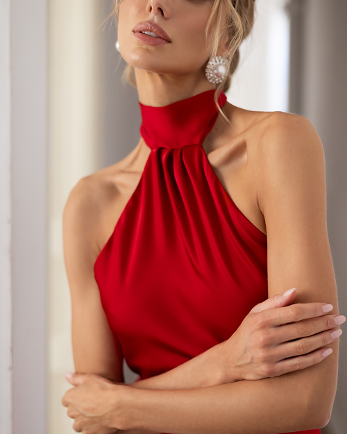 Elegancka sukienka satynowa maxi w kolorze czerwonym z odkrytymi plecami