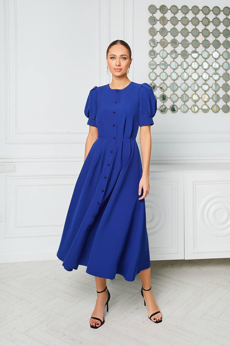 Mit Knöpfen verziertes Kleid in Kornblumenblau