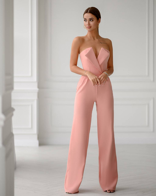 Elegancki gorsetowy kombinezon w kolorze pudrowym