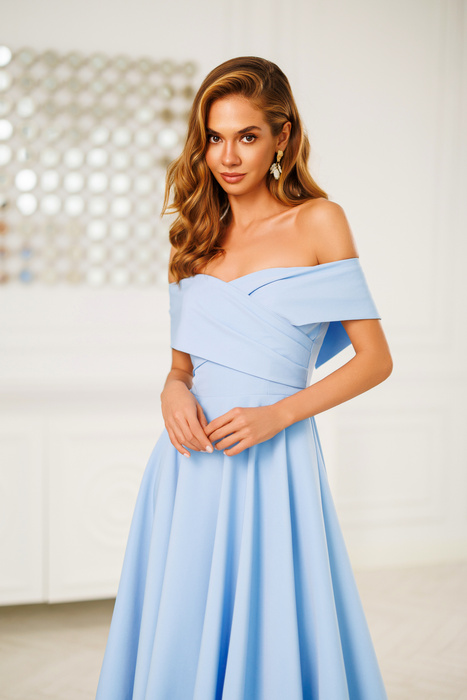 Carmen Kleid mit mittellangem Trapezausschnitt aus blauem Premium-Stoff