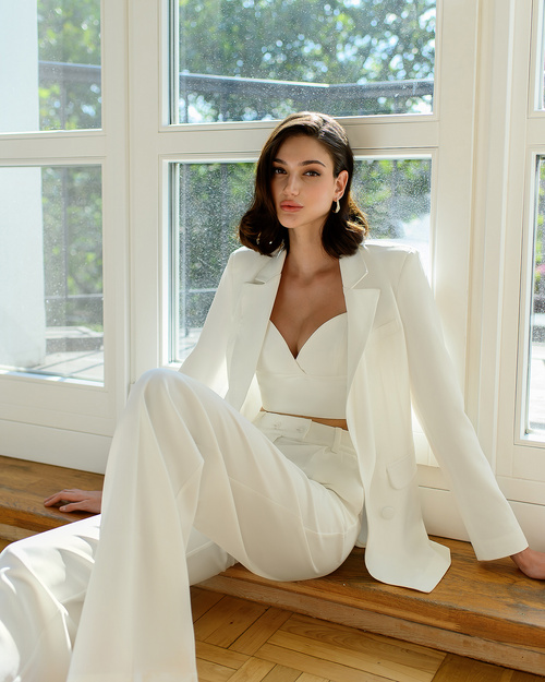 Dreiteiliger milchfarbener Anzug