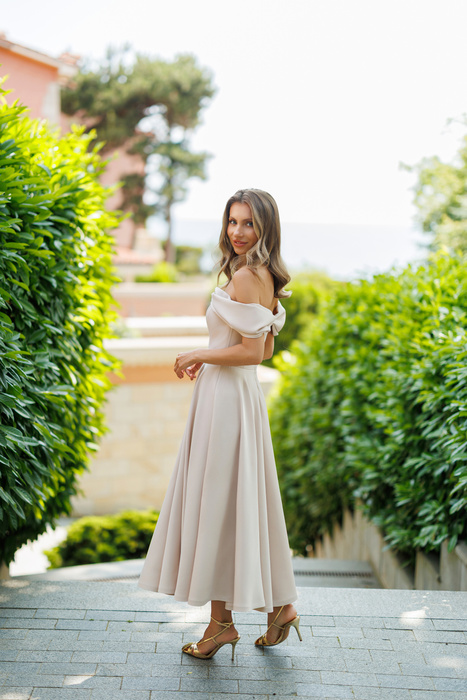 Ausgestelltes Kleid mit offenen Schultern - creme