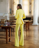 Gelbe Damenanzugsjacke und Schlaghose 