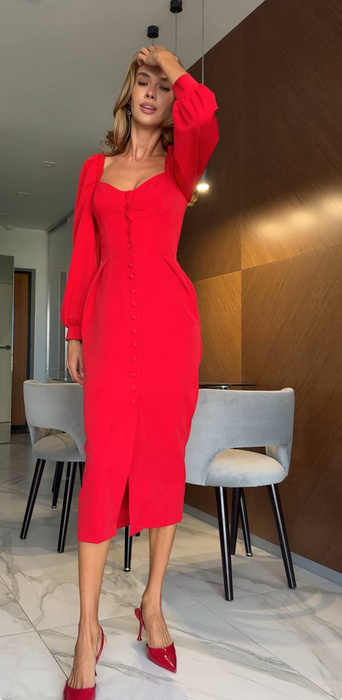 Elegancka ołówkowa czerwona sukienka midi z guzikami