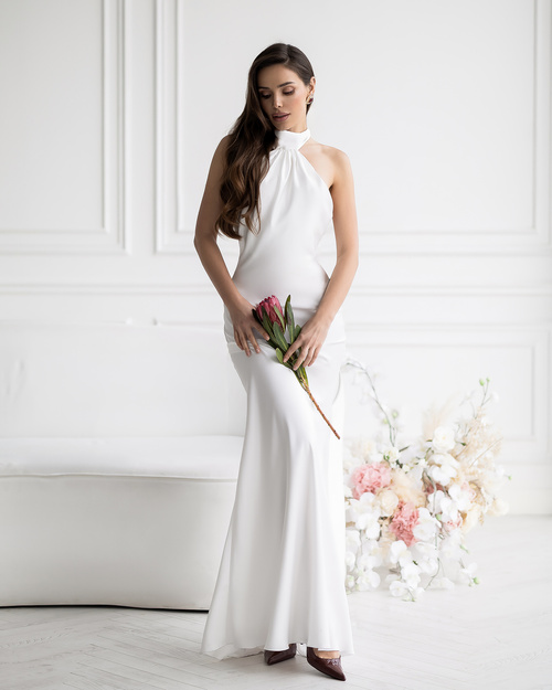 Elegancka sukienka satynowa maxi w kolorze ecru z odkrytymi plecami