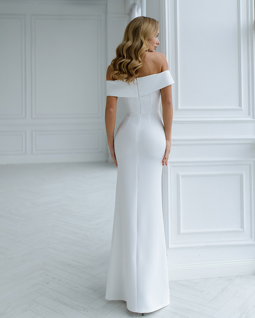 Elegantes Maxikleid mit offenen Schultern und Schlitz in Weiß