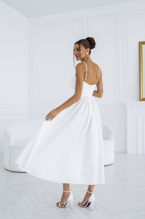 Trägerloses Kleid mit Schlitz in Weiß