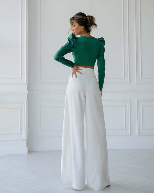 Elegancki satynowy top z miseczkami w kolorze zielonym