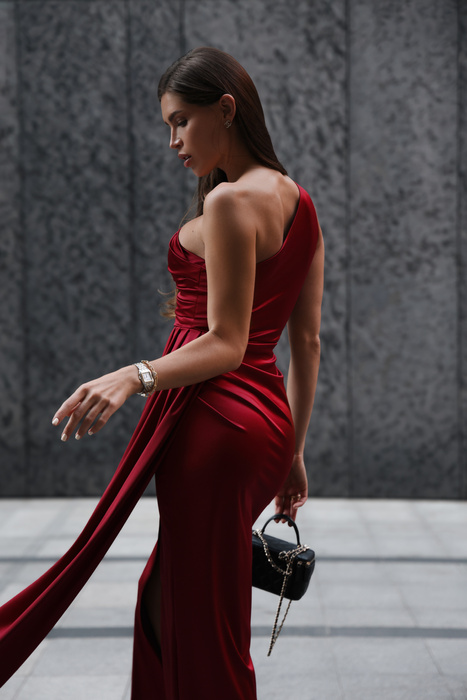 Blaues, ausgestelltes Midikleid mit kurzen Puffärmeln.