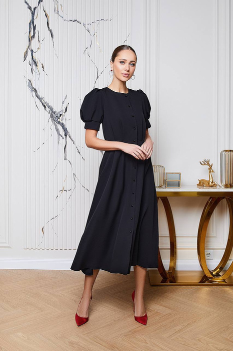 Kleid mit Knöpfen in Schwarz verziert