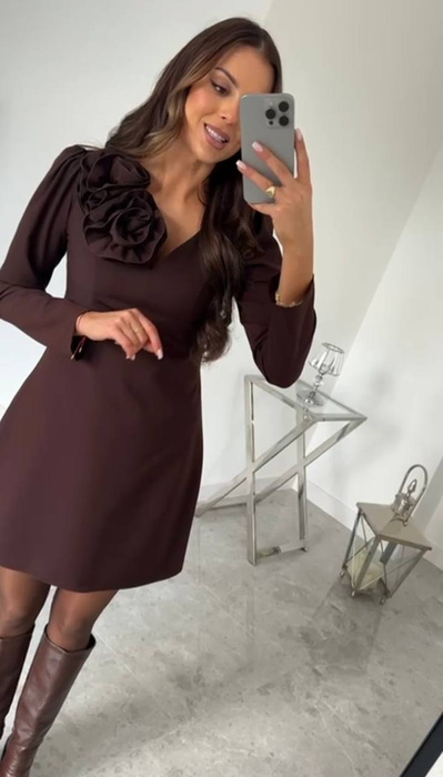 Blaues, ausgestelltes Midikleid mit kurzen Puffärmeln.