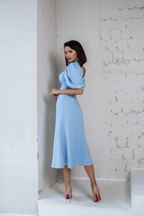 Elegancka rozkloszowana sukienka midi z bufiastymi rękawami błękitna