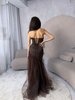 Elegantes schwarzes trägerloses Midikleid mit Rüschenbesatz