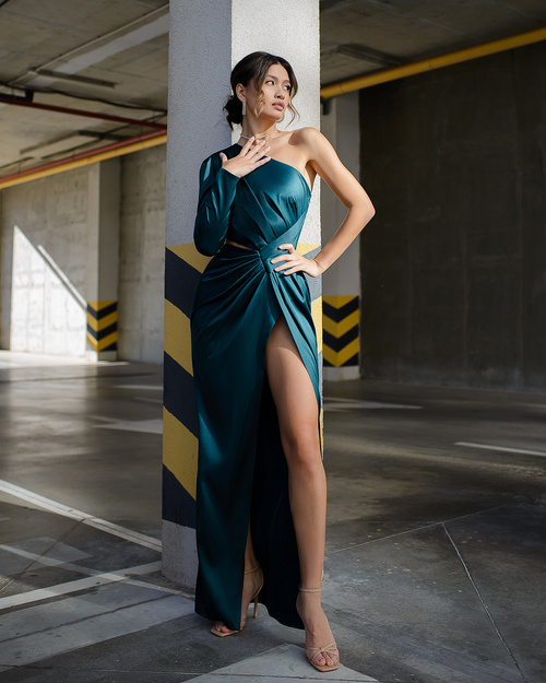 Elegantes geschlitztes Maxikleid in Grün mit einer Schulterpartie