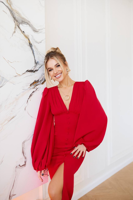 Rotes Midikleid mit Puffärmeln