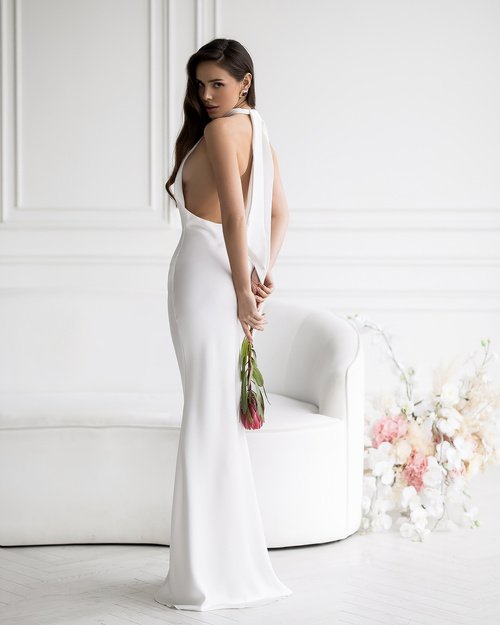 Elegancka sukienka satynowa maxi w kolorze ecru z odkrytymi plecami