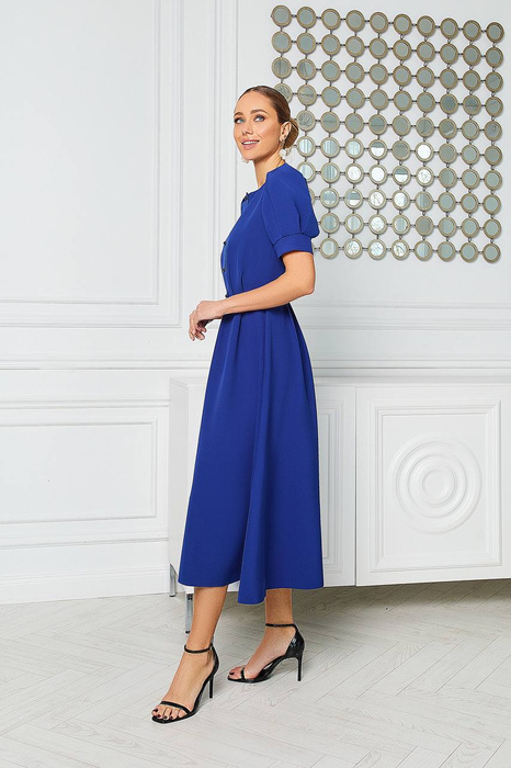 Mit Knöpfen verziertes Kleid in Kornblumenblau