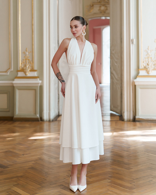 Elegancka rozkloszowana sukienka midi z podwójną  falbaną  - mleczna