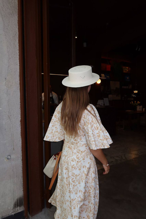 Elegantes schwarzes trägerloses Midikleid mit Rüschenbesatz