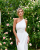 Elegantes langes One-Shoulder-Kleid milchig