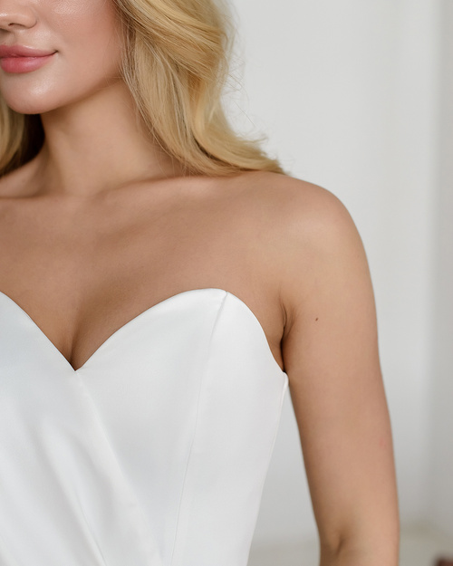 Minikleid aus Satin mit Korsett in Ecru 