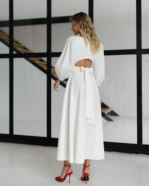 Elegantes ausgestelltes Midikleid mit bauschigen Ärmeln, die mit einer Schleife gebunden werden, in Milchfarbe