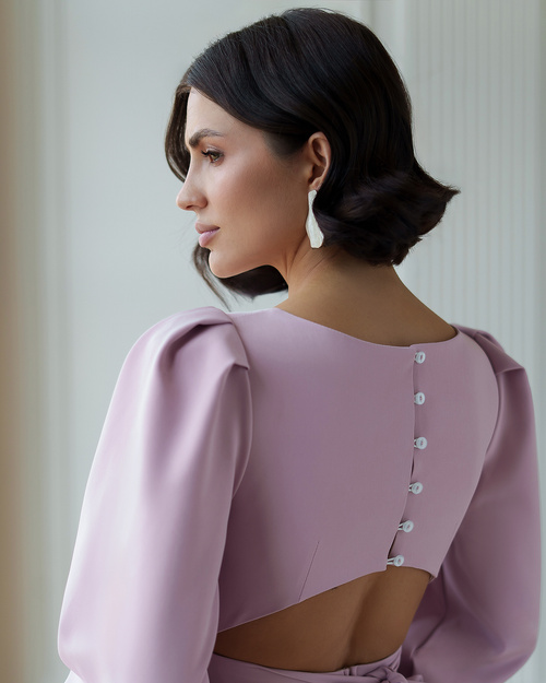 Elegancka rozkloszowana sukienka midi z bufiastymi rękawami zawiązywana na kokardę w kolorze różowym