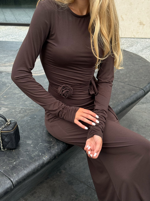 Elegancka  sukienka maxi z wiskozy z długim rękawem brązowa 