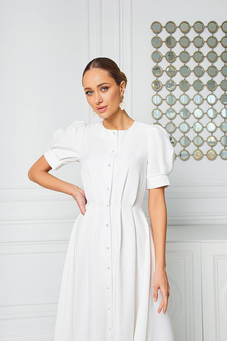 Kleid mit milchfarbenen Knöpfen verziert