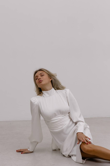 Raja Midikleid aus Satin mit offenem Rücken und Schleife - weiß